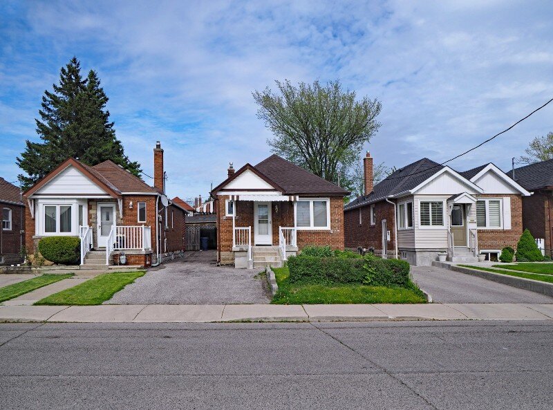 Three one-story homes in a neighborhood in Memphis, Tennessee.