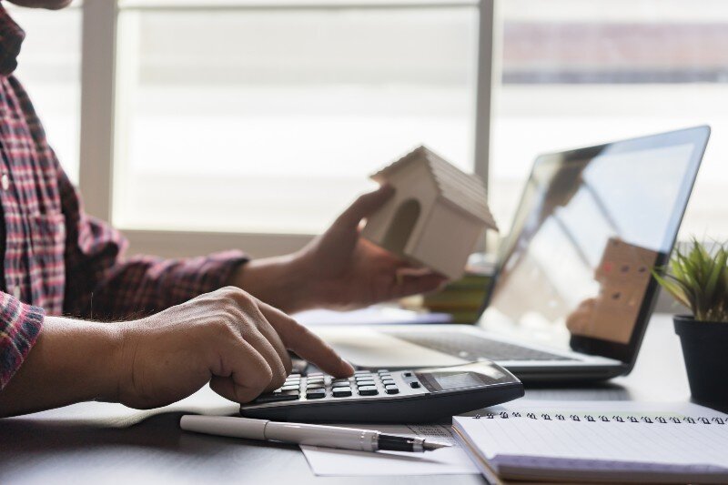 A man calculates Property Tax in Tennessee before selling his home.