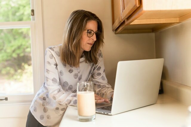 A woman shopping for cash home buyers in Cary NC.