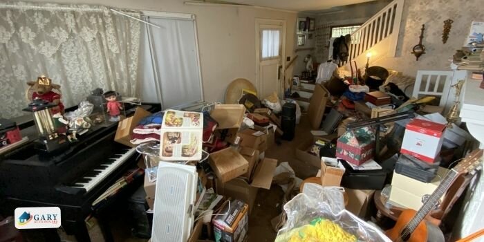A hoarder house - full of stuffs