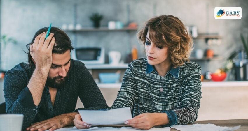 A couple is having difficulties while discussing something in the kitchen.
