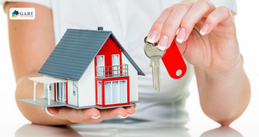 Unknown lady holding a house and key wondering if having an estate sale is worth it