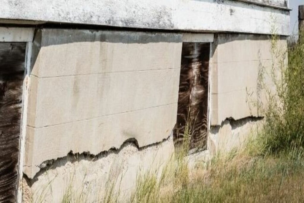 A house foundation with a large crack in it.