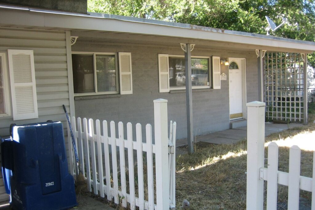 A rambler house that needs some repairs.