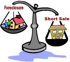 A scale with "short sale" on one side and "foreclosure" on the other side signifying there is a difference between them.