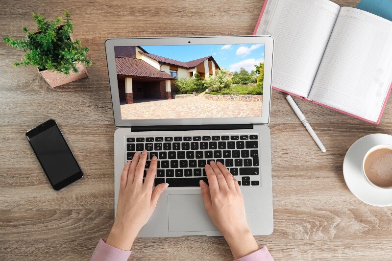 A homeowner markets her home online and lists it to sell it by herself.