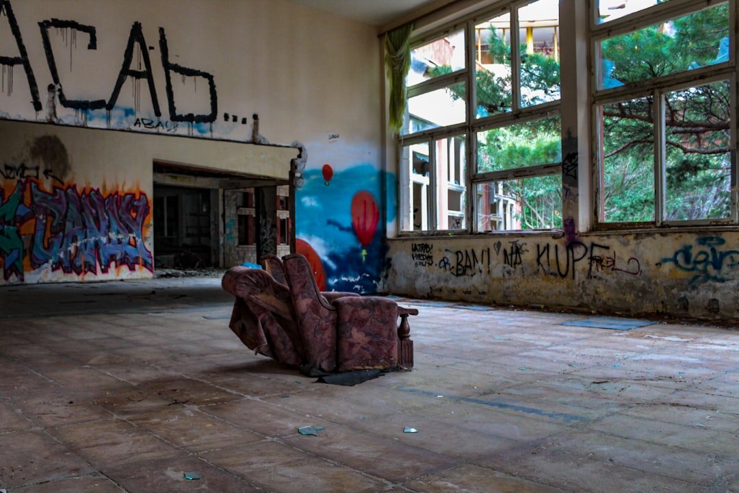 Empty, modern vacant house in San Antonio, TX, illustrating the challenges of how to sell a vacant house