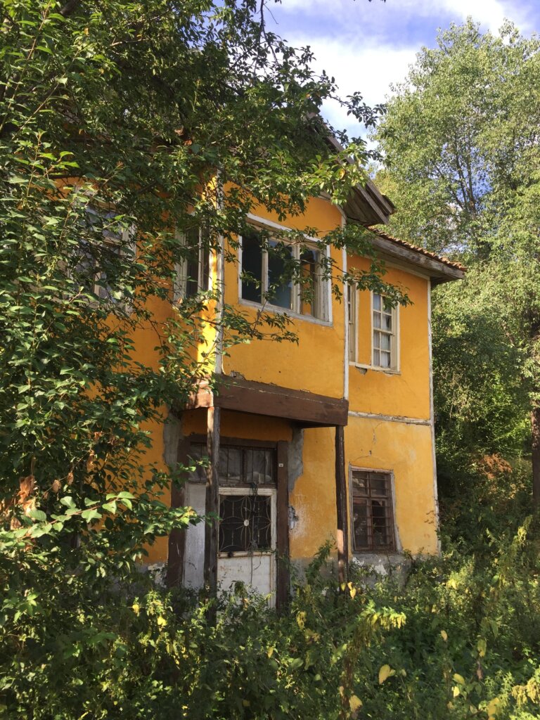 Reporting A House That Should Be Condemned in California: Key Signs To Look For