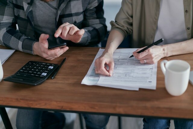Alt-tag: A couple deciding on a home price, one of the things you have to do when selling your Greensboro house.