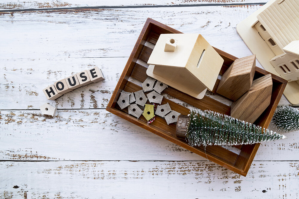 Photo by freepik - house-model-bird-houses-christmas-tree-wooden-tray-with-text-white-textured-backdrop