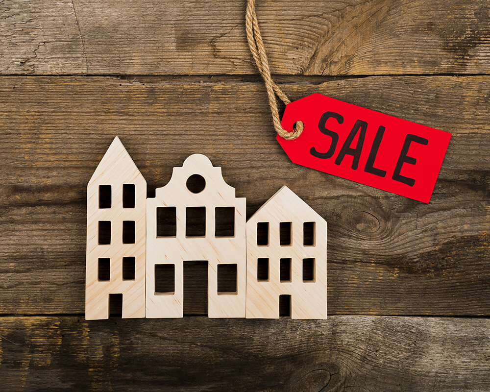 house with a label and a wooden background - photo by freepik