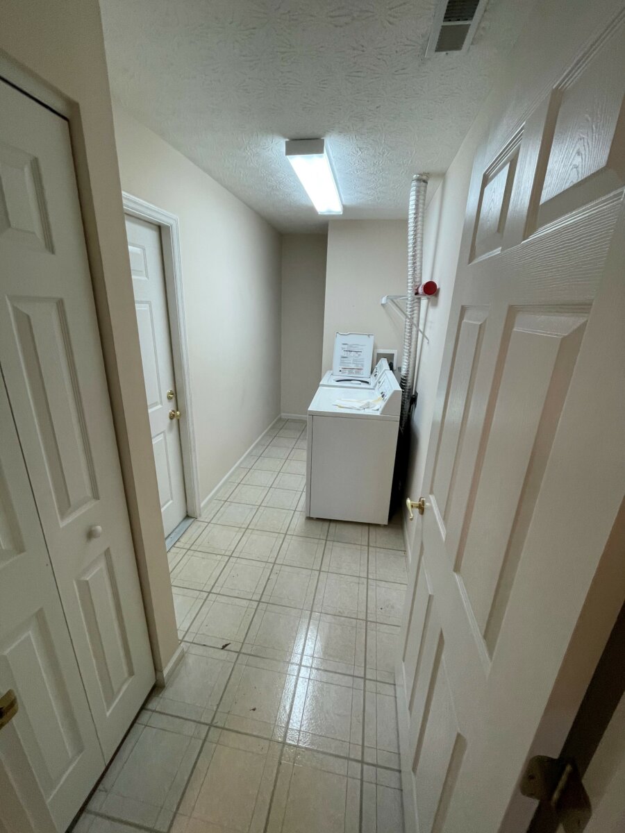 4620 Collingville Way - Laundry room