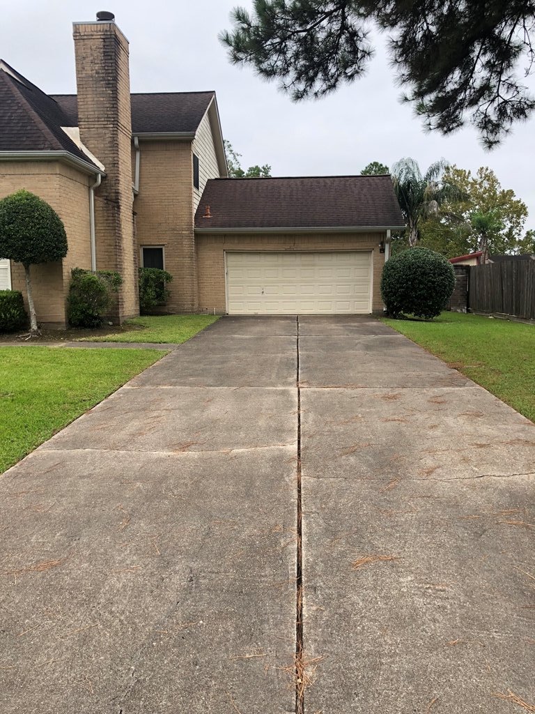 Homes For Sale In TX Friendswood 77546 – Killarney 3BR Driveway