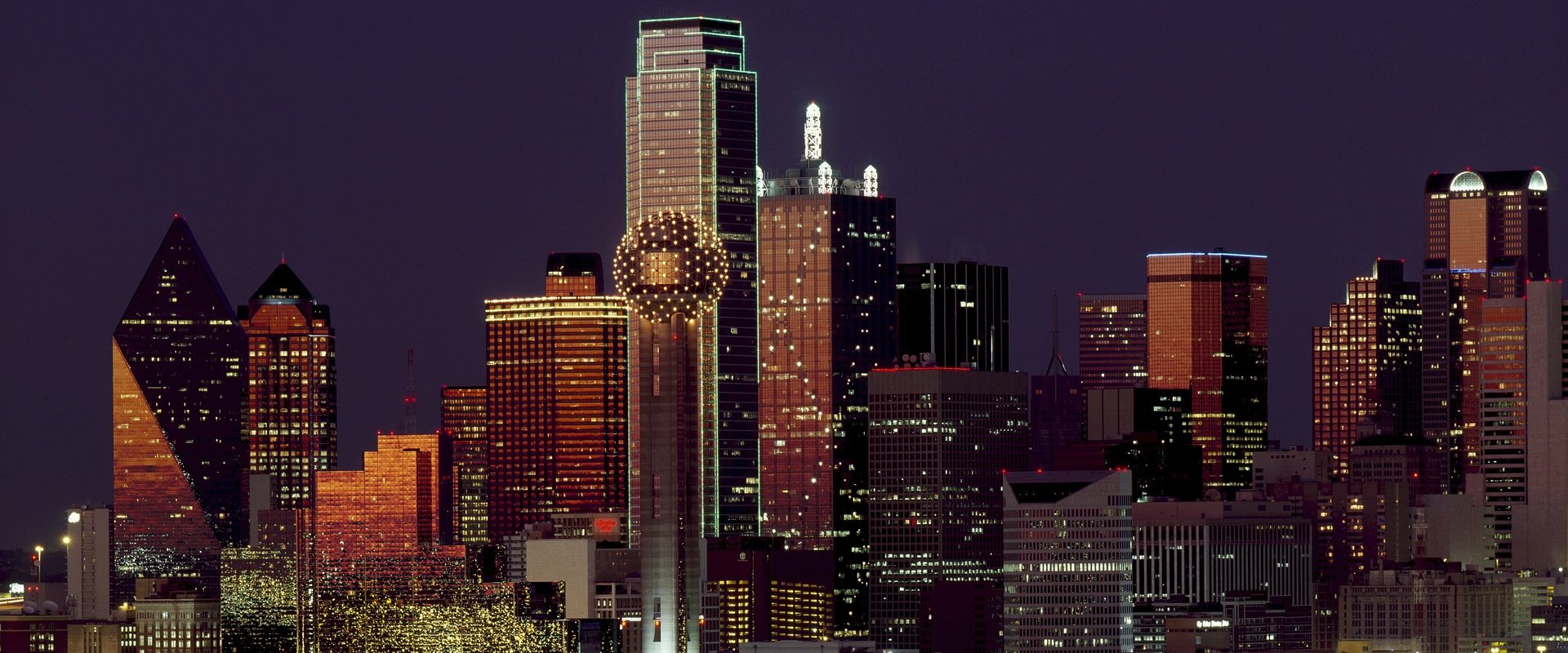 the Dallas city skyline at night