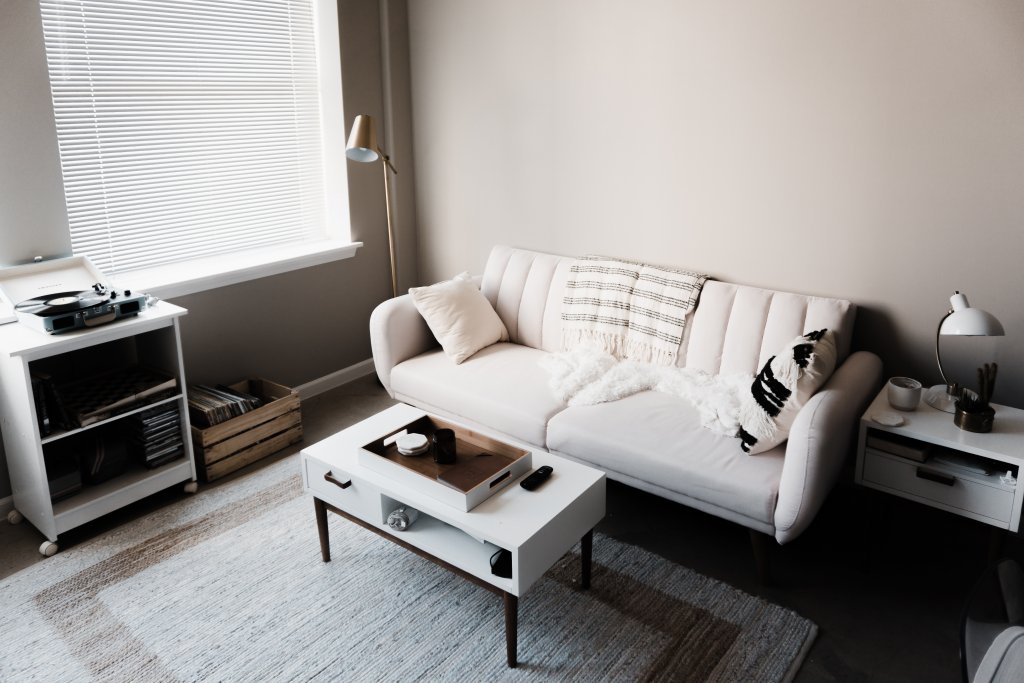 sell house quickly in Cincinnati - clean living room
