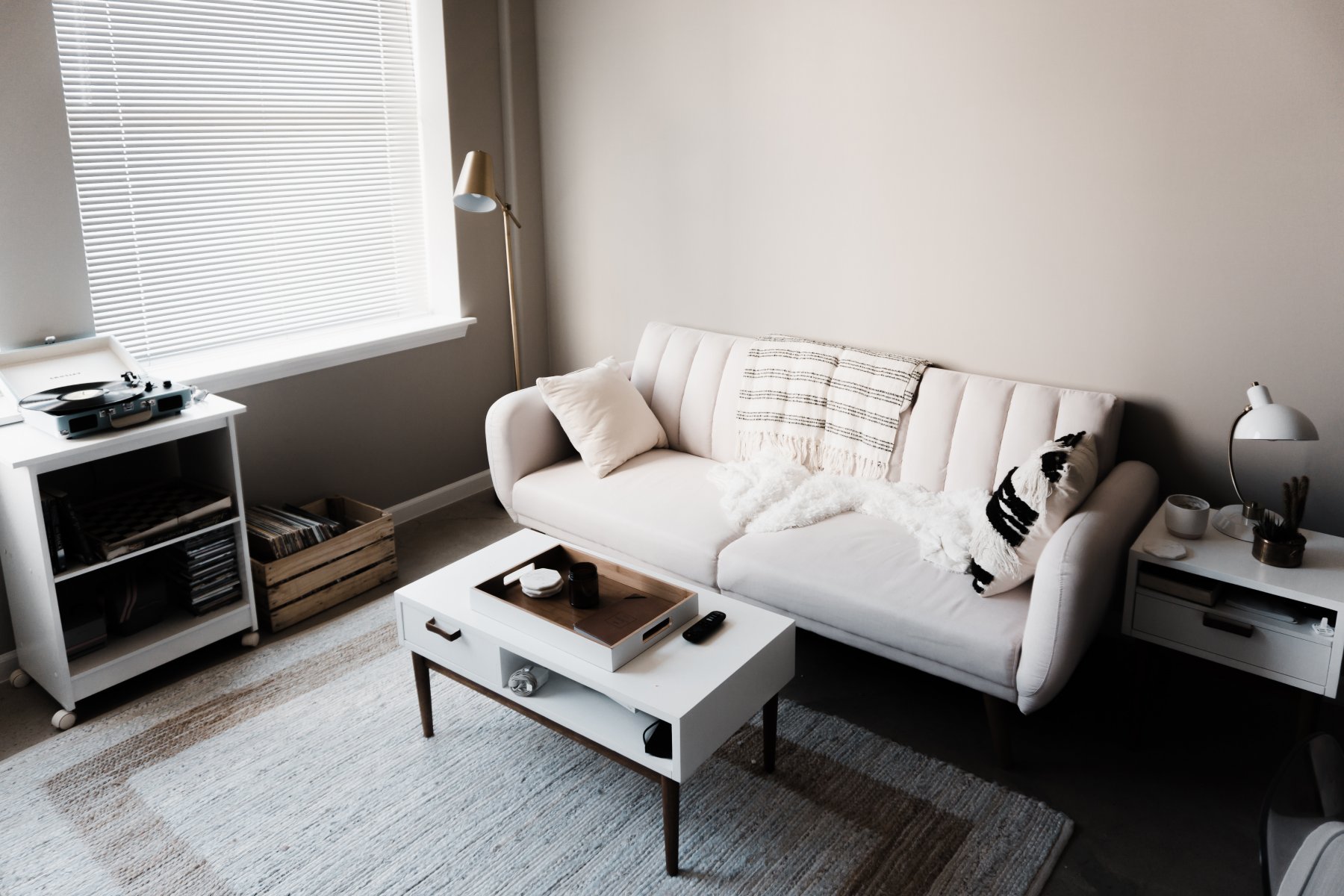 sell house quickly in Cincinnati - clean living room
