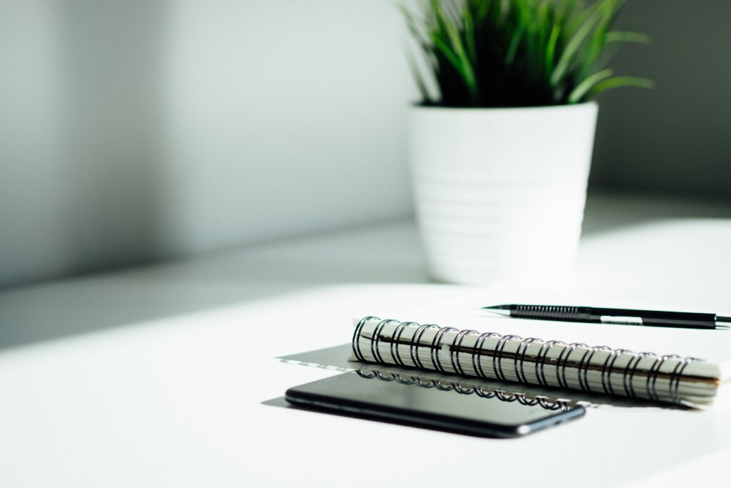 6 Things That Can Delay Your Home Sale in the Greater Cincinnati Area or Cincinnati - work desk
