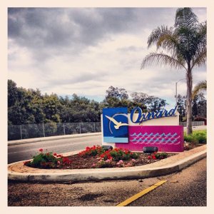 An oxnard sign on the road heading into the city