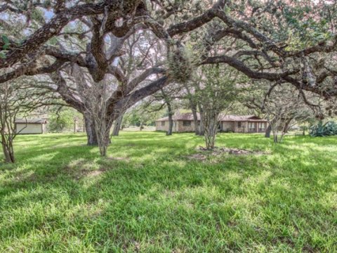 home for sale in floresville