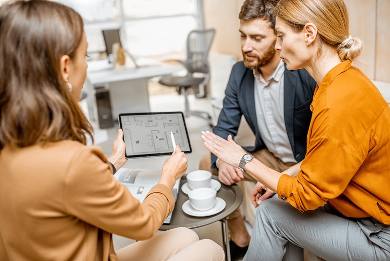 Pros and Cons of Hiring a Real Estate Agent to Sell Your House in Omaha or Council Bluffs