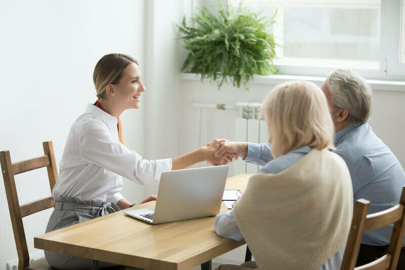 couple selling house to a cash home buyer