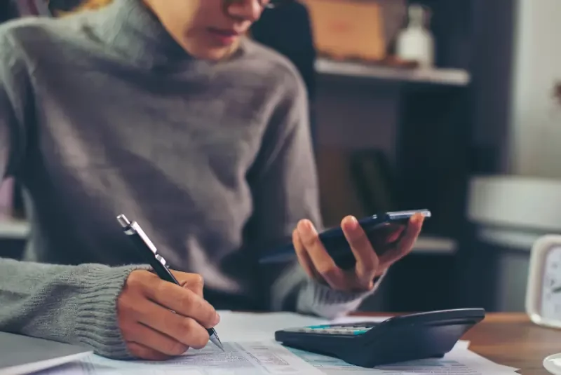 Can You Sell Your House Below Market Value? Pros and Cons