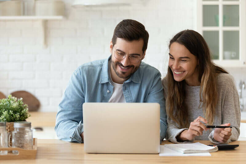 couple selling house fast online in New Hampshire