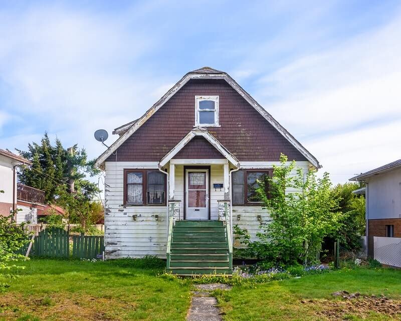 How to Sell a House With a Squatter