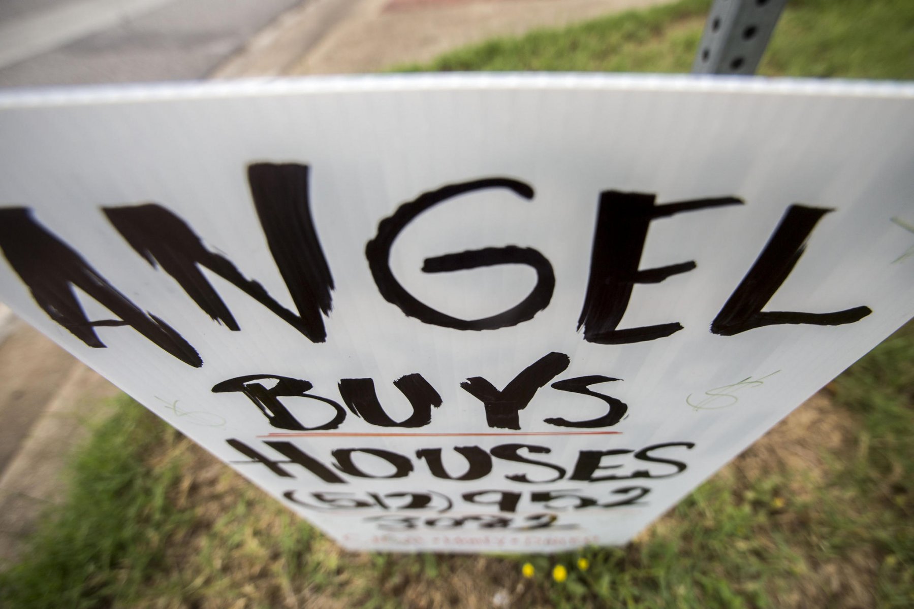 We Buy Houses Sign