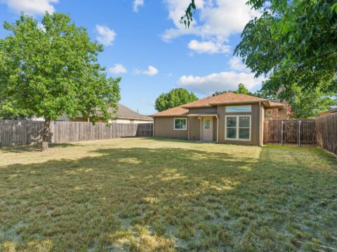 6631 Lakeside Dr, Lake Worth, TX