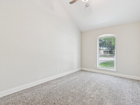 6631 Lakeside Dr, Lake Worth, TX