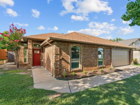 6631 Lakeside Dr, Lake Worth, TX