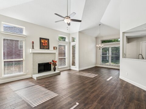 6631 Lakeside Dr, Lake Worth, TX