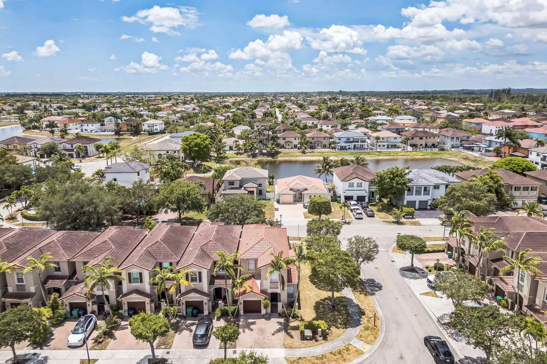 Aerial view of a Florida neighborhood where homeowners sell houses fast for cash.