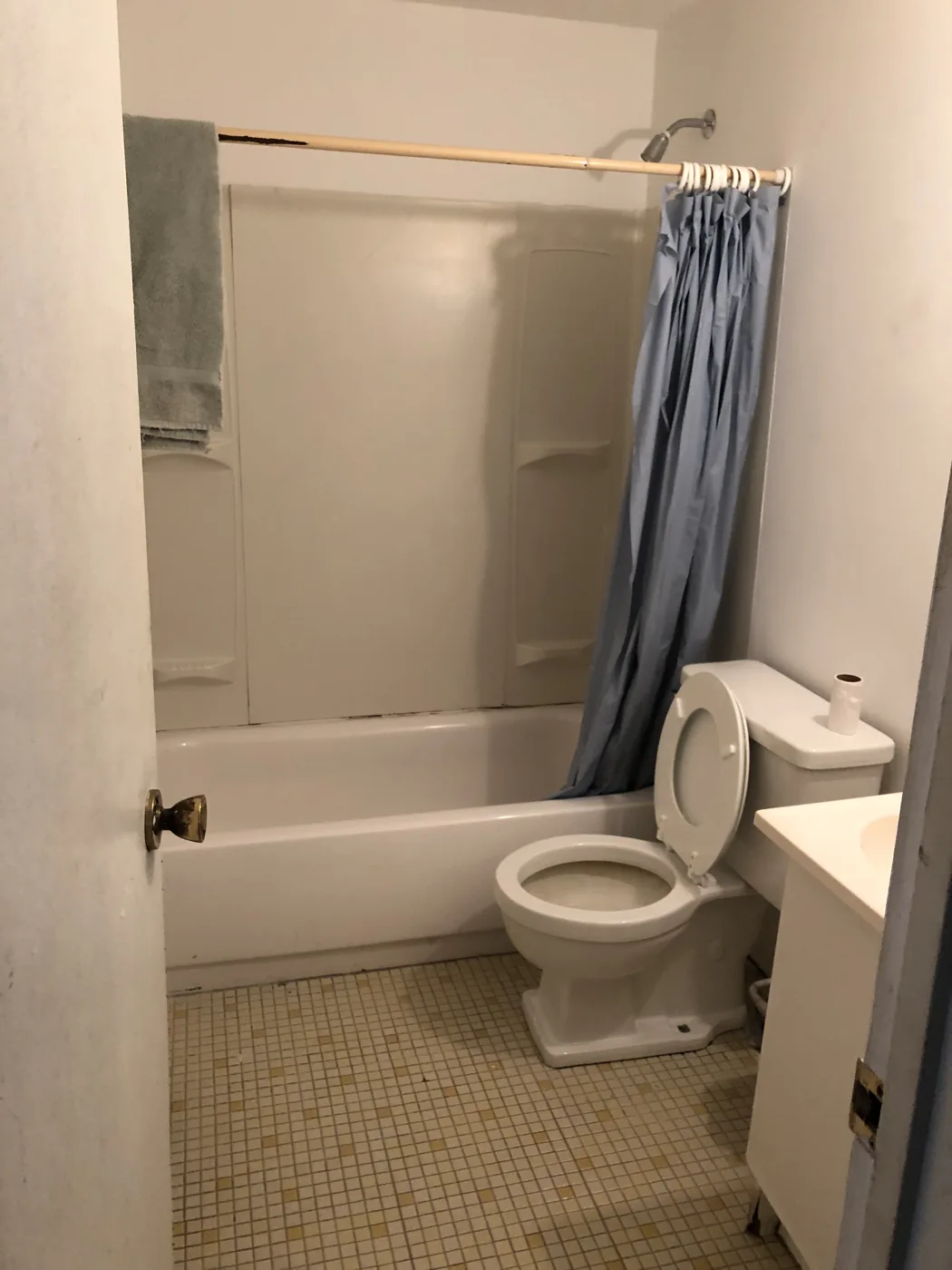 Bathroom with a tub, toilet and patterned floor