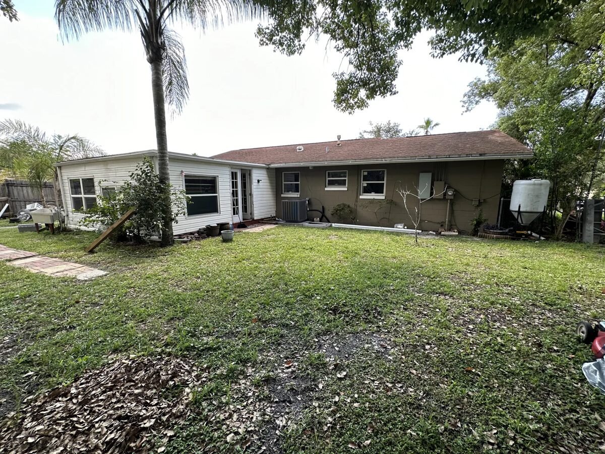 Rear exterior and backyard of 522 E Grandview Way in Casselberry, Florida
