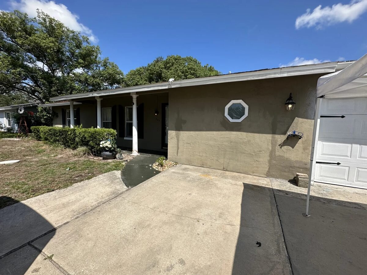 Front exterior and driveway of 522 E Grandview Way in Casselberry, Florida