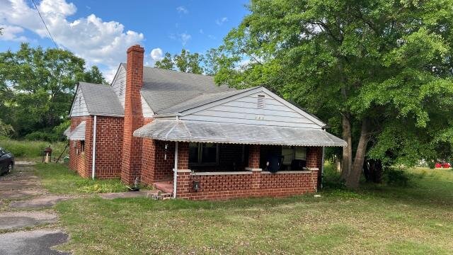 Front exterior and porch of 517 Denton St in Thomaston