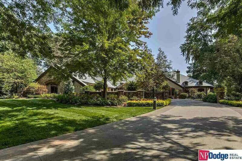 207 Fairacres Rd, Omaha, NE 68132
