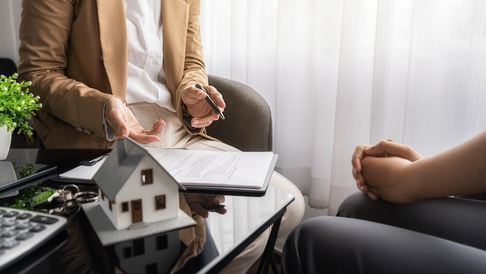 homebuyer and customer discussing for a free cash offer