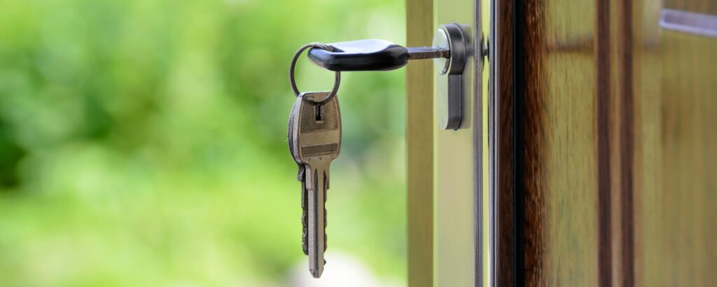 Image of house keys for article explaining reasons to sell your home directly to cash buyers in Houston and surrounding areas.