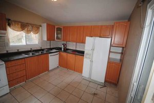 Kitchen Before - Cash For My House in Toronto