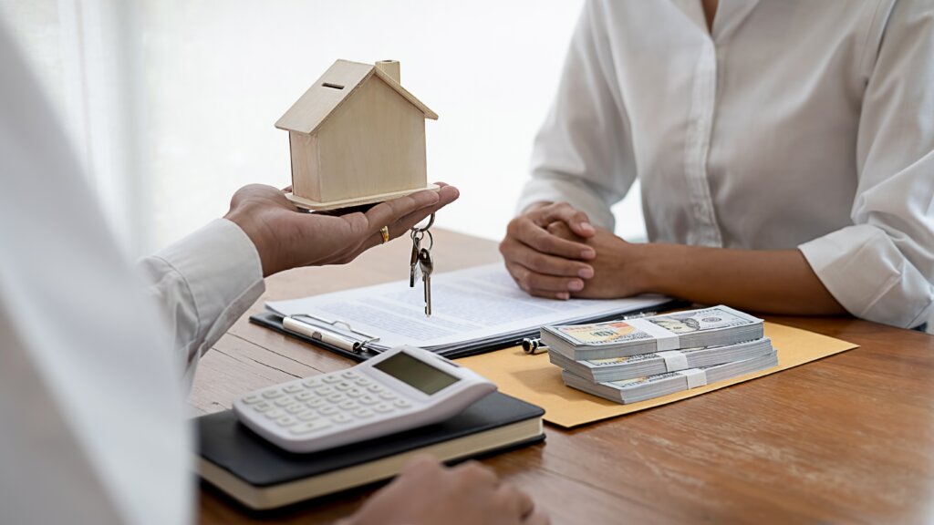 How Selling a House for Cash in Ontario Compares to Waiting for the Market to Improve