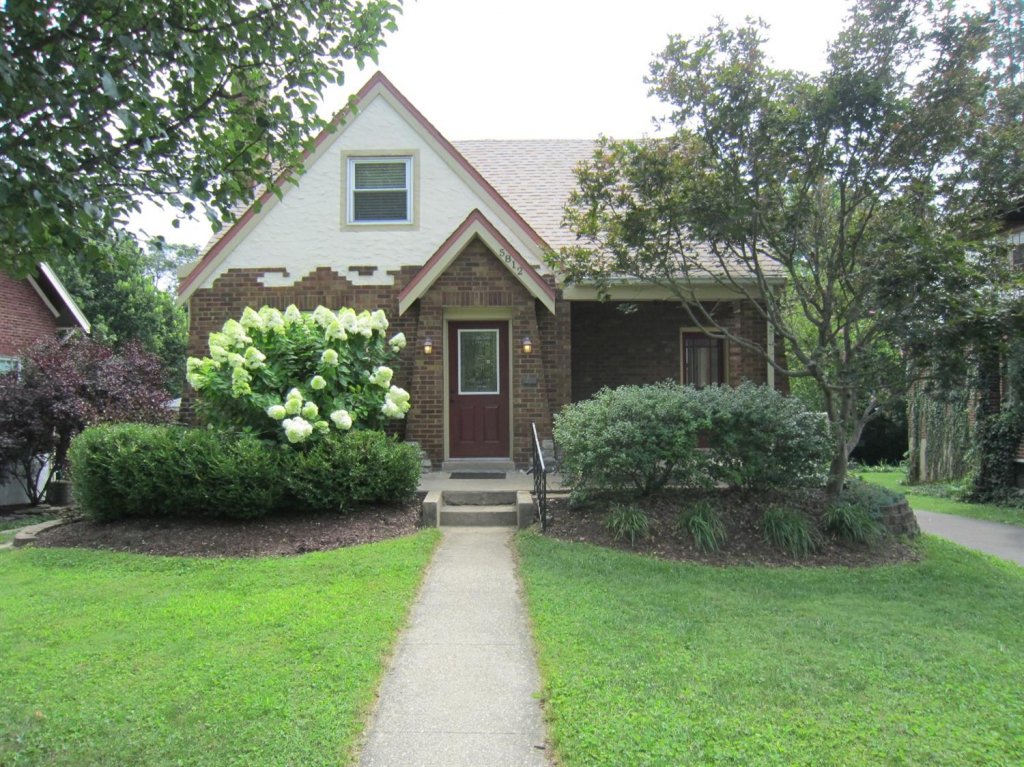 make your your yard stand out - complimentary landscaping - cincinnati realtor