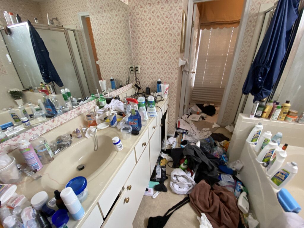 Tips For Decluttering Your Home Before It Goes On The MLS in Cincinnati- Messy Bath
