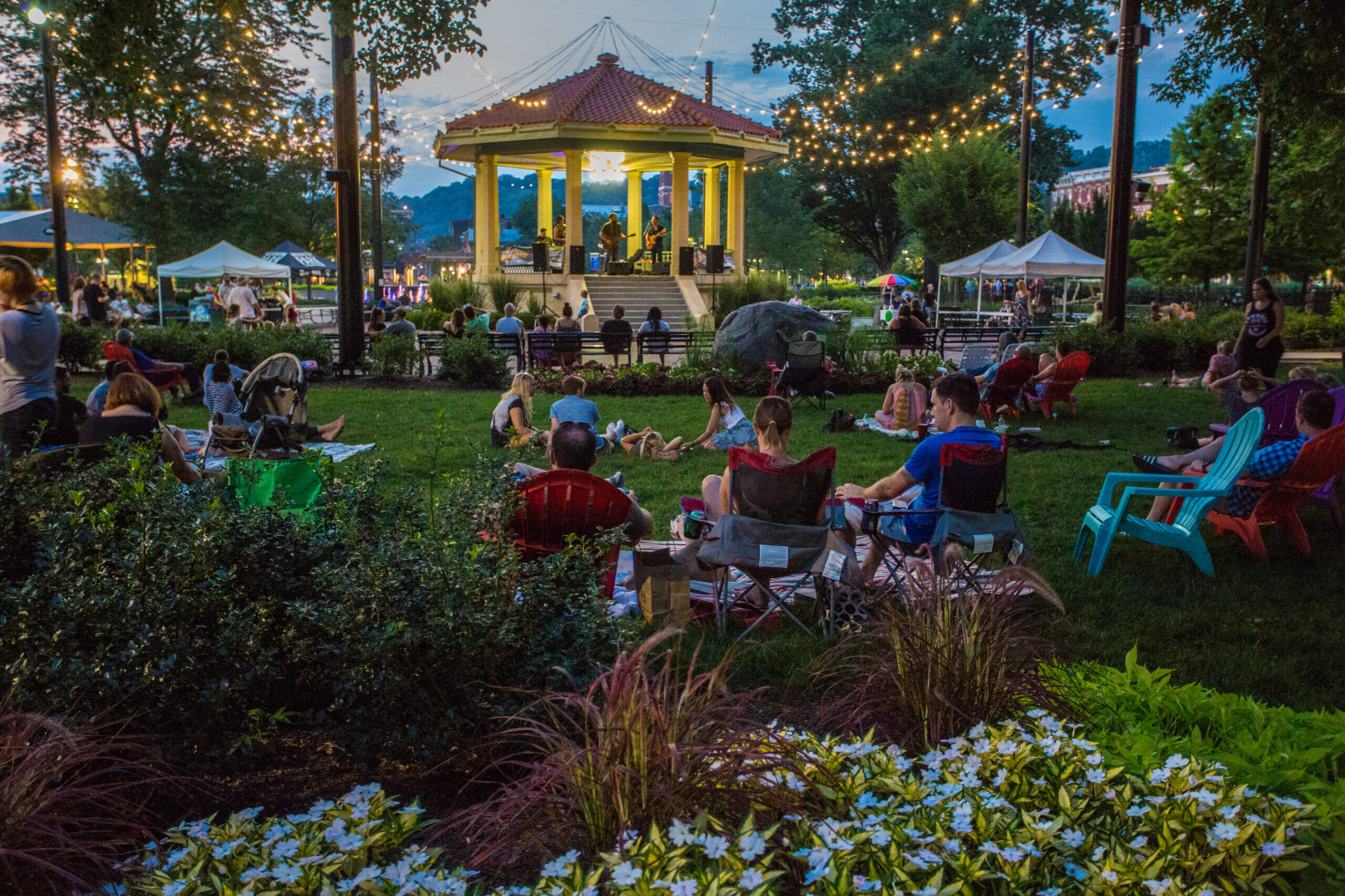 Walkable Cincinnati neighborhood park and urban lifestyle