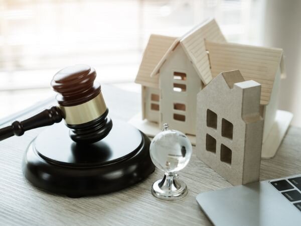 Selling a House While a Lawsuit Is Pending