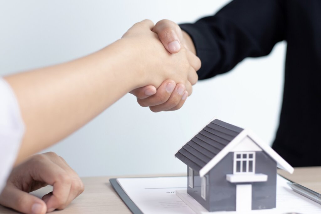 Sold a house to Gr8housebuyers in Summerlin NV handshake