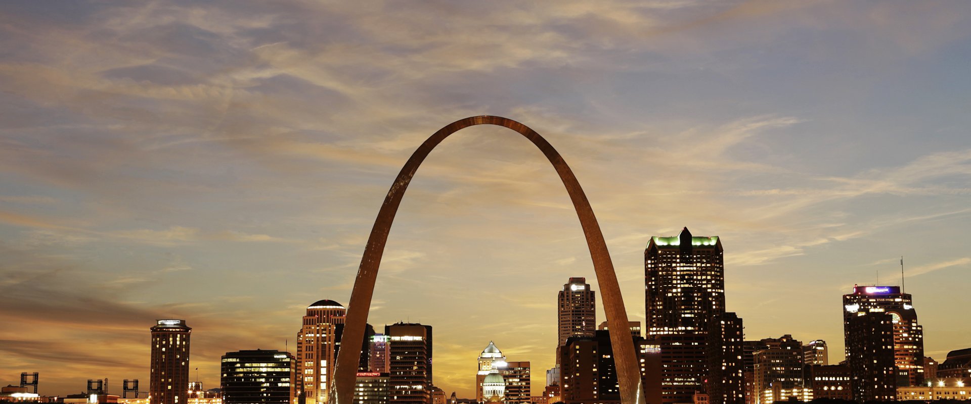 St. Louis, Missouri arch and skyline at dusk