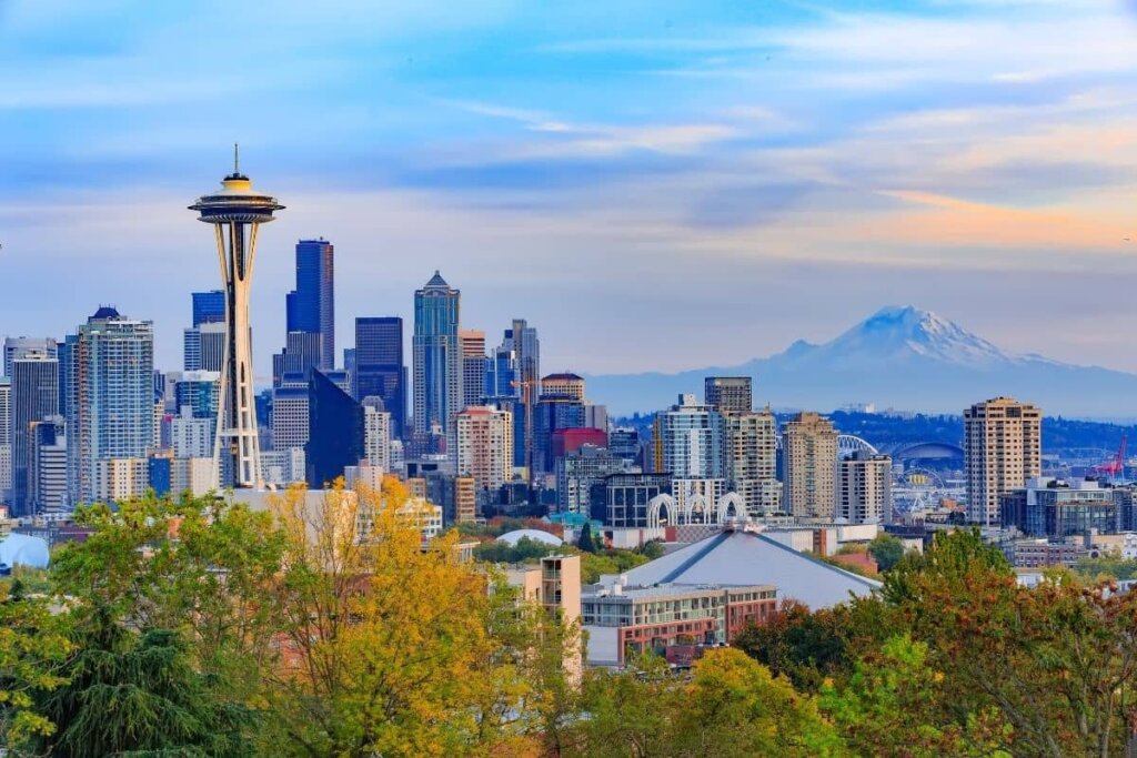 Skyline view of Seattle with the space needle and Mount Rainer in the backdrop.
